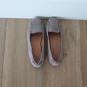 Clarks Indigo gray tan suede leather flats size 8 NEW